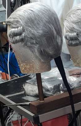 Historische Perücke mit Zopf von hinten