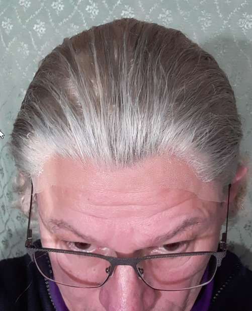 Lace-Front-Perücke auf eigenem Haar getragen